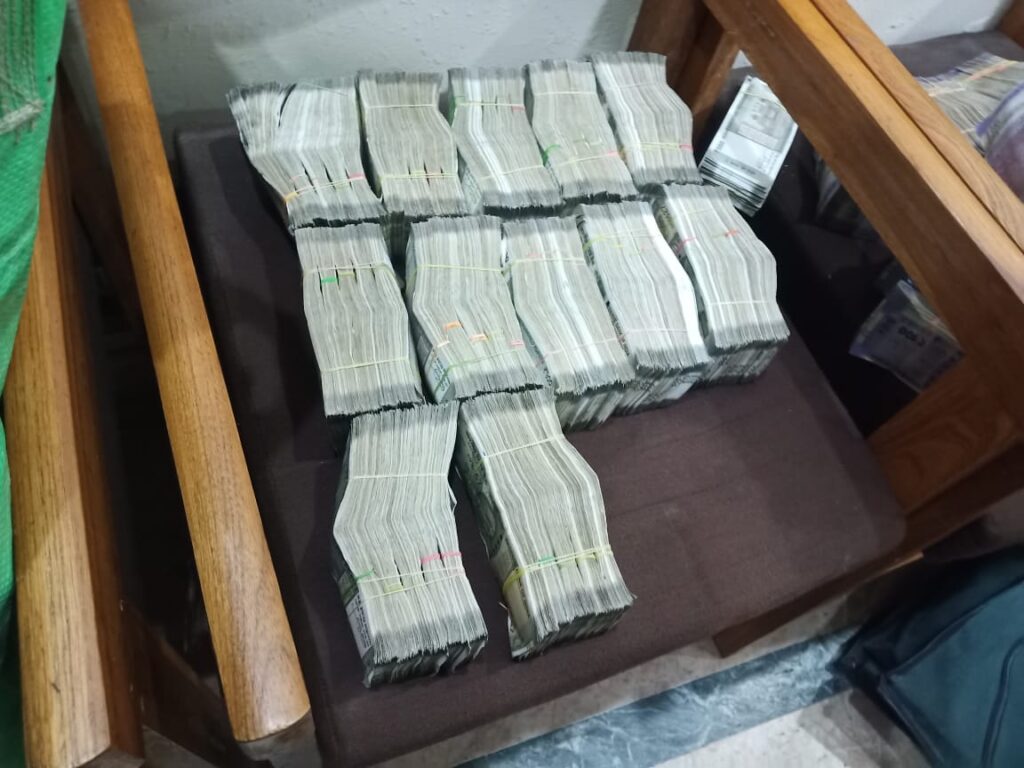 जबलपुर के सराफा में 3 हवाला कारोबारियों को पुलिस ने दबोचा : करीब 50 लाख की रकम जब्त आरोपियों से पूछताछ जारी....देखें पूरा वीडियो 2 WhatsApp Image 2022 06 16 at 4.47.18 PM
