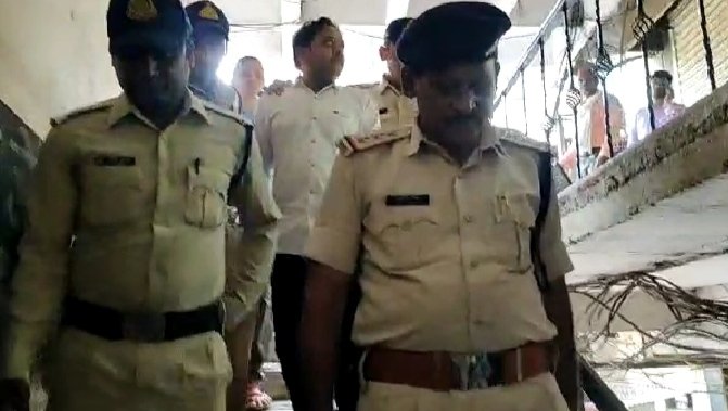जबलपुर के सराफा में 3 हवाला कारोबारियों को पुलिस ने दबोचा : करीब 50 लाख की रकम जब्त आरोपियों से पूछताछ जारी....देखें पूरा वीडियो 1 WhatsApp Image 2022 06 16 at 4.56.01 PM
