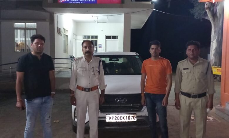 इनामी शराब तस्कर और उसके साथी को पुलिस ने दबोचा : 500 पाव देशी शराब सहित कार, 3 मोबाइल, 4 हजार नगदी जब्त 1 WhatsApp Image 2022 06 17 at 12.29.51 PM 1