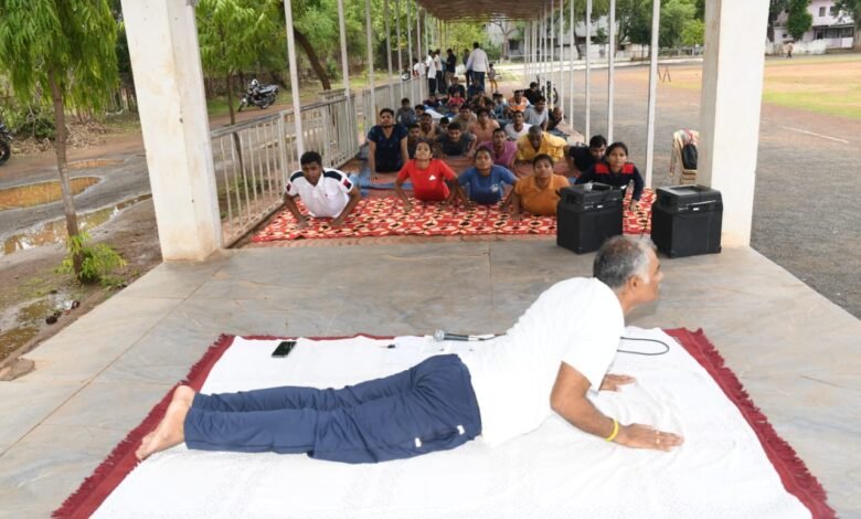 अन्तर्राष्ट्रीय योग दिवस : जबलपुर पुलिस लाईन के परेड ग्राउंड में शिविर आयोजित 1 WhatsApp Image 2022 06 21 at 1.47.42 PM