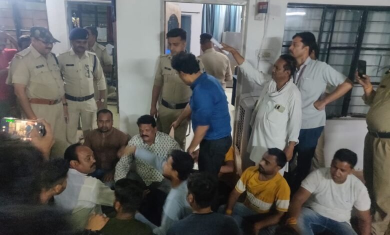 जबलपुर में शहपुरा का कांग्रेस पार्षद प्रत्याशी दोपहर बाद भाजपा का हो गया: विधायक ने अपरहण का आरोप लगाते हुए घेरा थाना 1 WhatsApp Image 2022 06 21 at 11.07.48 AM