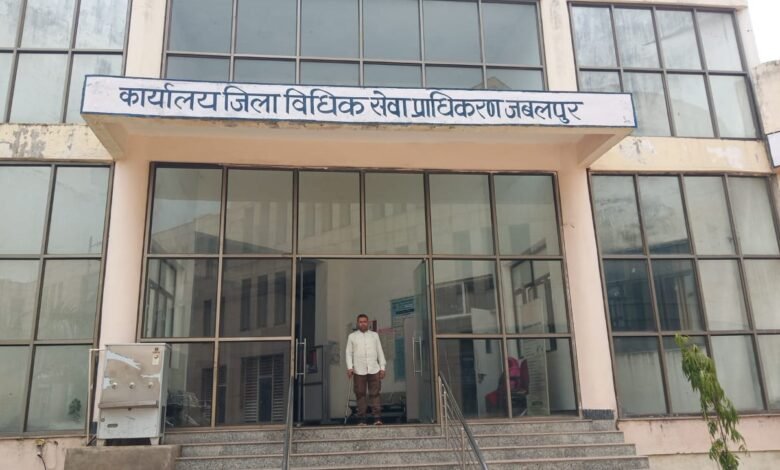 पतंग उड़ाते हुए कट गया था पैर, विधिक सेवा प्रकोष्ठ ने दिलाया साढ़े 24 लाख रुपए का क्लेम : पीडि़त की भर आई आंखें 1 WhatsApp Image 2022 06 25 at 1.19.46 PM