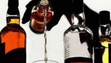 महिला शराब तस्कर ग्राहक का इंतजार कर रही थी, पहुंच गयी पुलिस 60 पाव शराब जब्त 9 kotwali police caught 900 liters of illicit liquor 730X365