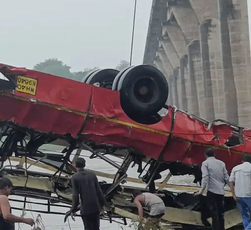 रेलिंग तोड़कर पुल से नर्मदा में गिरी बस...11 शव निकाले:धार-खरगोन के बीच भीषण हादसा, इंदौर से पुणे जा रही बस में 40 यात्री थे 1 10 7