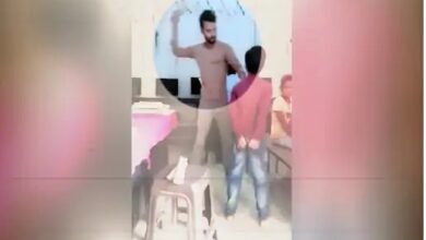 बच्चे को डंडे से मारा, लात-घूंसे बरसाए, : कोचिंग टीचर की पिटाई से बच्चा बेहोश; मारते-मारते डंडा टूट गया 12 11 2