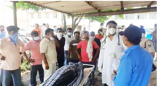 जबलपुर लालमाटी में कोरोना से युवक की मौत: शव को लेकर मेडिकल में हंगामा. 1 15 9