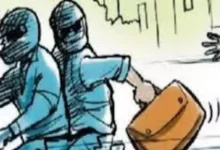 गोसलपुर में 40 हजार की लूट : पीएम आवास की किस्त निकालकर पति के साथ घर जा रही महिला का रुपयों से भरा बैग लूटा 10 1636060 1