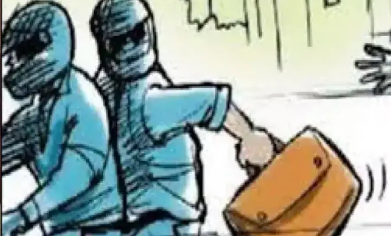 गोसलपुर में 40 हजार की लूट : पीएम आवास की किस्त निकालकर पति के साथ घर जा रही महिला का रुपयों से भरा बैग लूटा 1 1636060 1