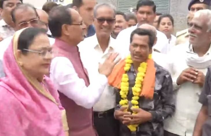पंचायत चुनाव का तीसरा चरण:CM शिवराज ने पत्नी, दोनों बेटों के साथ गृह ग्राम जैत में डाला वोट; चंबल में बुलडोजर के साए में वोटिंग 1 1657248128 1657260868