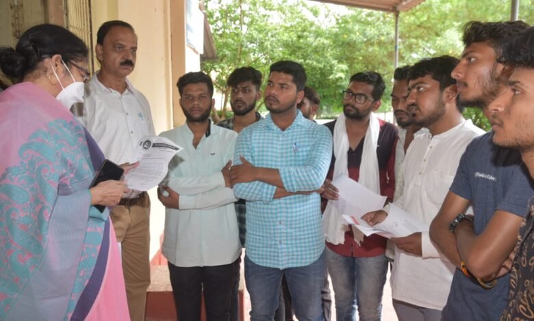 अतिरिक्त संचालक को छात्रों ने सौंपा ज्ञापन: छात्रों का भविष्य खराब न हो इसलिए कॉलेजों में बढ़ा दी जाए एलएलबी की सीटें 1 6b8b046f fab0 40b9 bcd2 9acd99ad1b3c