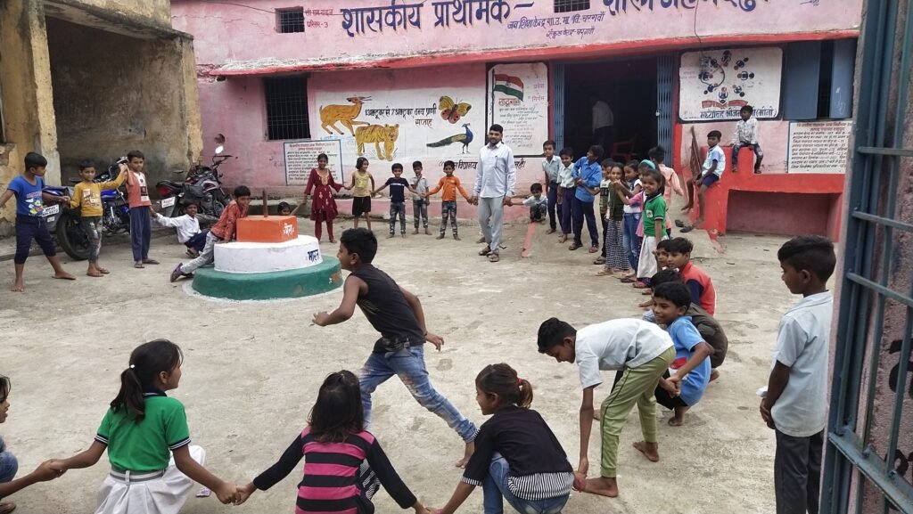 JABALPUR NEWS-दीमक लगे सूखे चिंरौजी के पेड़ के नीचे अध्यापन: बच्चों की जान जाने के इंतजार में बैठा प्रशासन ... देखे.. वीडियो... 2 6d882493 2a08 43db bef0 f2057d3ec8c5