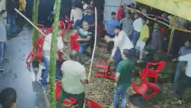 वोटिंग के बीच कांग्रेस-BJP में चले लट्ठ, :कांग्रेसियों ने रात में भाजपाइयों को पीटा; सुबह भाजपाइयों ने बूथ में घुसकर मारा 7 Untitled 1 copy 3