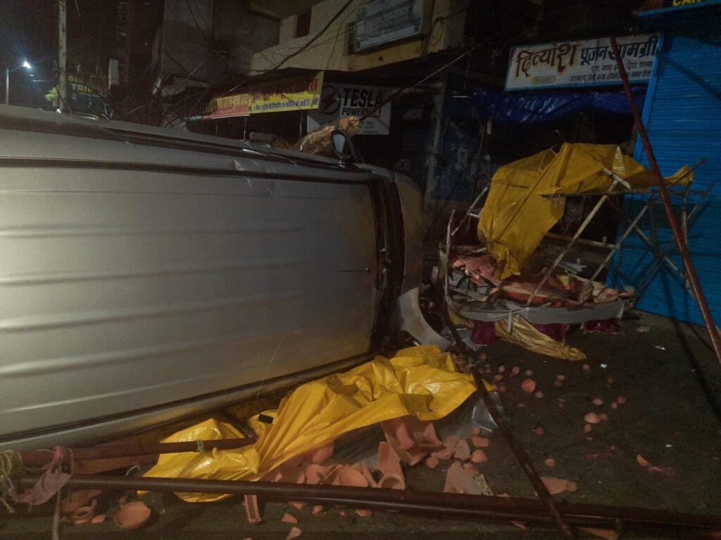 गोराबाजार में बेकाबू कार ने मचाया कोहराम : तेज रफ्तार कार ठेला को टक्कर मारकर पलटी 2 WhatsApp Image 2022 07 07 at 11.47.55 AM
