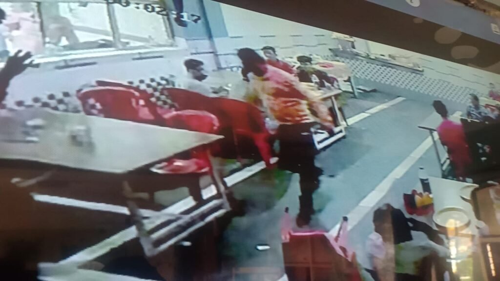भेड़ाघाट में बवाल : खाने में देरी होने पर ढाबा के वेटर की कर दी धुनाई, कहा- सम्मान में पहुंची ठेस, एफआईआर दर्ज 2 WhatsApp Image 2022 07 09 at 2.13.26 PM