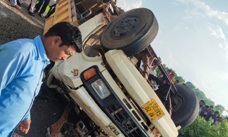 कुण्डम में मिनी ट्रक के पलटने से 3 मजदूर घायल, चालक की दबने से मौत ... देखें.. वीडियो... 1 WhatsApp Image 2022 07 09 at 8.50.11 PM