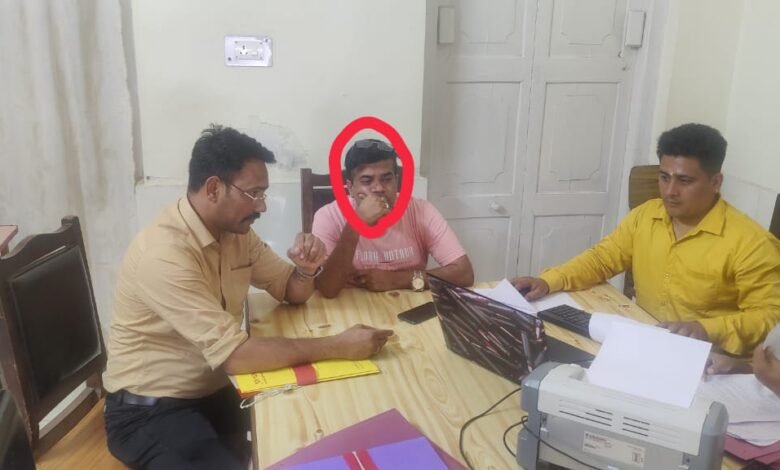 जबलपुर लोकायुक्त ने परियोजना यंत्री को 30 हजार रुपए की रिश्वत लेते रंगे हाथों दबोचा: बिल निकालने के एवज में कर रहा था रिश्वत की मांग 1 WhatsApp Image 2022 07 15 at 4.05.40 PM