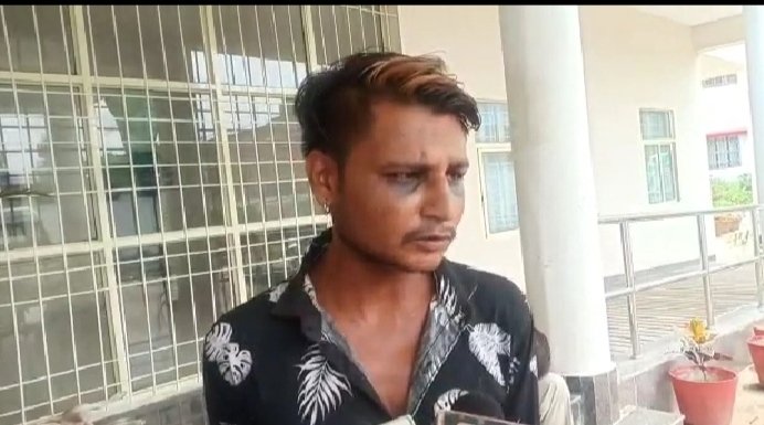 गढ़ा में युवक के साथ मारपीट का वीडियो वायरल : पुलिस ने दो नाबालिग सहित तीन आरोपियों को दबोचा....देखें वीडियो.... 1 WhatsApp Image 2022 07 22 at 3.17.33 PM