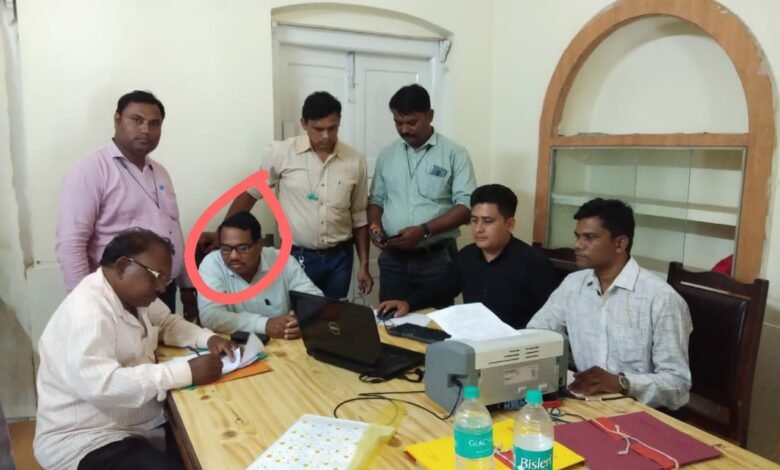 जबलपुर लोकायुक्त ने पंचायत समन्वयक अधिकारी को दबोचा : पूर्व सरपंच से बिल पास करने के एवज में मांग रहा था 15 हजार की रिश्वत 1 WhatsApp Image 2022 07 23 at 2.16.23 PM