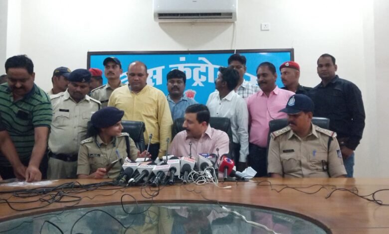गोराबाजार में कर्नल के घर चोरी करने वाले आरोपी को पुलिस ने दबोचा : लाखों के जेवर, पिस्टल जब्त ...देखे... वीडियो.... 1 WhatsApp Image 2022 07 23 at 2.20.44 PM
