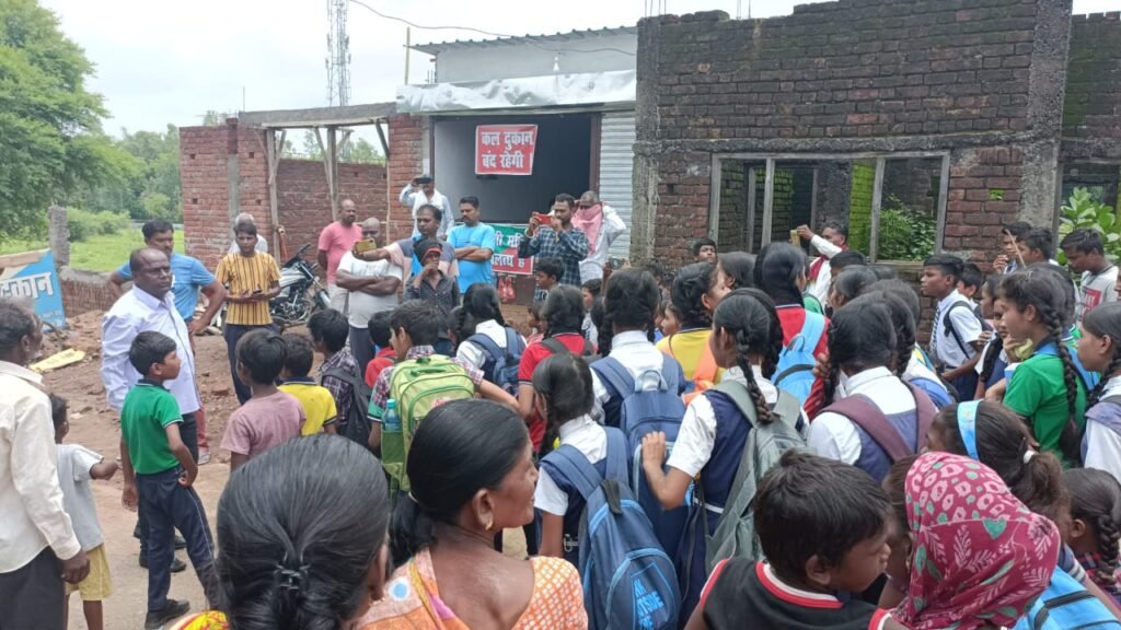 स्कूल बंद कर दो, या फिर शराब दुकान:स्कूल से चंद कदमों की दूरी पर खुली शराब दुकान, स्कूली बच्चों ने किया विरोध 3 cd3db78d 749c 411e 88e4 a22cdbbee506