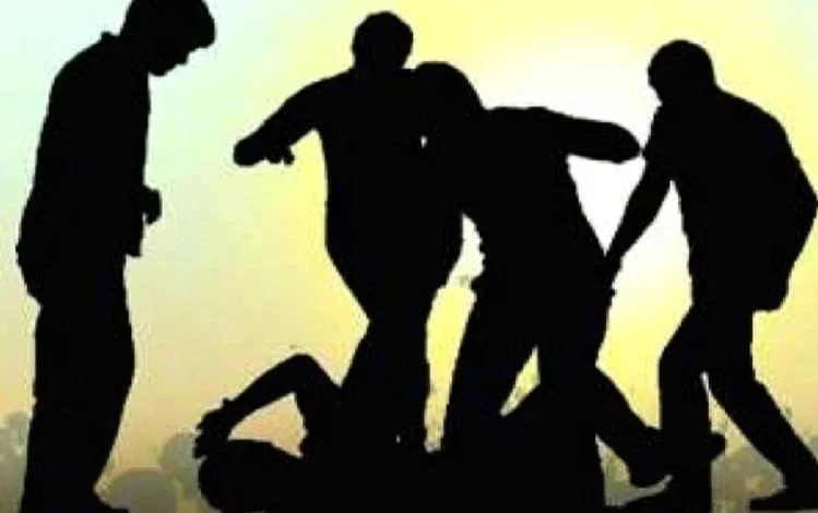 सिगरेट की उधारी वसूलना दुकान संचालक को पड़ा भारी : भाई से मारपीट कर तोड़ दिए हाथ पैर, तीन आरोपियों पर एफआईआर दर्ज 1 i 1564765922