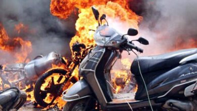 गोरखपुर में 3 टू व्हीलकर जलकर खाक : पार्किंक में खड़े वाहनों में लगाई आग, धूं-धूंकर जले डेढ़ लाख के वाहन 6 twowheeler