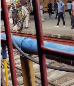 जबलपुर रेलवे स्टेशन पर पुलिस की बर्बरता : बुुजुर्ग की बेल्ट और लात-घूंसों से की जमकर पिटाई, देखने वाले हो गए दंग....देखें पूरा वीडियो.... 1 unnamed file 1