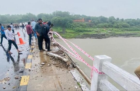 MP में बस नर्मदा नदी में गिरी, 13 शव मिले : ओवरटेक करते समय बस बेकाबू हुई और पुल से नीचे जा गिरी 1 whatsapp image 2022 07 18 at 120508 pm 1658126375