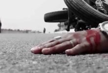 मदनमहल में खड़ी बस में टकरा गए बाइक सवार : एक ही स्थिति नाजुक, दूसरा घायल 11 0521 road accident 3