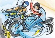 ड्राइवर को बंधक बनाकर लूटे 12 करोड़ के मोबाइल घटना सागर के गौरझामर थाना क्षेत्र के रानगिर के आसपास की 10 12 12 2021 bike ki takker