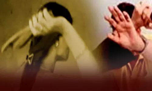 एयर होस्टेस को उज्जैन में बॉयफ्रेंड ने पीटा:शादी का वादा कर रेप केस में जेल से छूटा, युवती को घर लाकर भगाया 1 965681 chappal