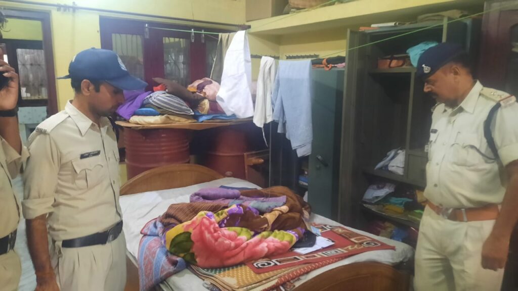 मदनमहल कालीमठ में 55 साल की वृद्धा की हत्या : मुंह तकिया से दबा मिला, जीआई तार से बंधे मिले पैर 2 IMG 20220808 WA0054