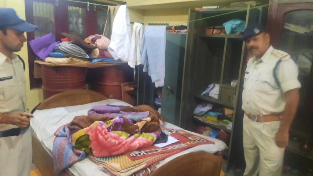 मदनमहल कालीमठ में 55 साल की वृद्धा की हत्या : मुंह तकिया से दबा मिला, जीआई तार से बंधे मिले पैर 3 IMG 20220808 WA0055