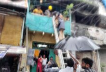 आफत की बारिश : करमचंद चौक पर भरभरा कर गिरा जर्जर मकान का छज्जा 7 लोगों को दबने से बचाया गया...देखे...वीडियो.. 9 IMG 20220822 WA0003