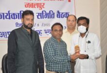 जबलपुर में 80 वर्षीय वृद्धा ने कलेक्टर को भेंट की सुपारी से बनाई गई गणेश जी की प्रतिमा.* 11 IMG 20220826 WA0032