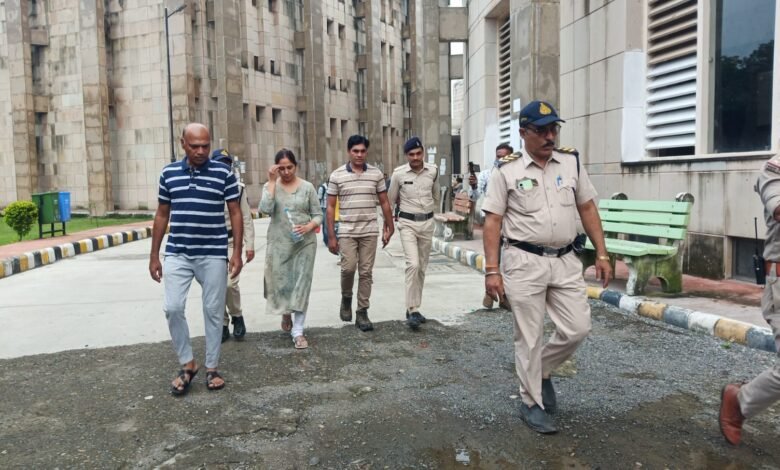 आयुष्मान फर्जीवाड़े में सेंट्रल किडनी हॉस्पिटल की संचालिका श्रीमति दुहिता एवं डॉ. अश्वनी पाठक 1 दिन की पुलिस रिमांड पर : करोड़ों का फर्जीबाड़ा हो सकता है उजागर.......देखें वीडियो.... 1 IMG 20220829 WA0127