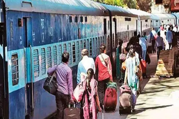 9वीं का छात्र ट्रेन के सामने कूंदा : 200 रुपये नहीं मिलने पर टीव्ही फोड़कर माता-पिता से की मारपीट 1 Train image 16589249933x2 1
