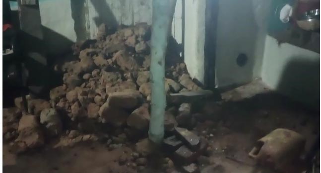 भारी बारिश ने फ्लाइट की उड़ानों पर लगाया ब्रेक : विक्टोरिया हुआ जलमग्र, एम्बुलेंस आधी-आधी डूबीं 2 bareesh.1