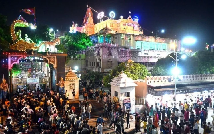 जन्माष्टमी उत्सव शुरू : 19 अगस्त को अभिजीत मुहूर्त में होगा जन्म; श्रद्धालु अभी से मंदिरों में पहुंचे 1 janmsthan mathura 1630347473
