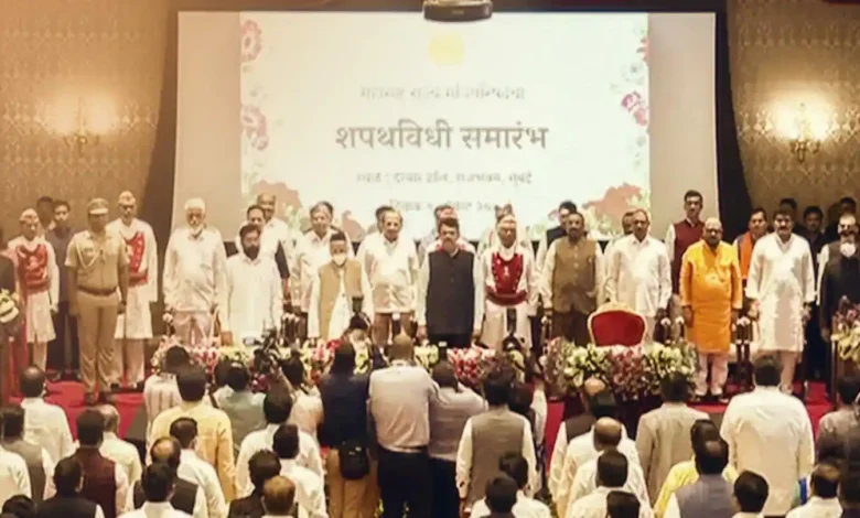 महाराष्ट्र में मंत्रिमंडल का गठन,18 मंत्रियों ने ली शपथ : CM सबसे कम पढ़े-लिखे 1 l21320220809130547