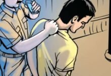 चोर को दमोह से जबलपुर लेकर आई पुलिस: 3 शातिर चोरों को दबोचकर सोने-चांदी के जेवरात, लेपटॉप समेत 7 लाख का माल जब्त 10 05 05 2022 police cuaght 22686105