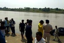 VIDEO- कार पीछे करते समय नर्मदा नदी में घुसी बड़ा हादसा टला 10 18 1
