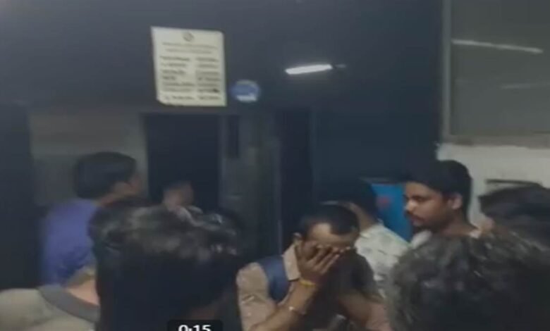 जबलपुर रेलवे स्टेशन में फंसे अग्निवीर : तीनों युवकों को बमुश्किल निकाला गया लिफ्ट से बाहर 1 18 09 2022 trapped in lift jabalpur