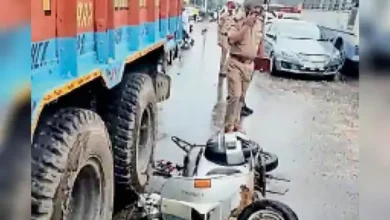 मां की गोद से फिसली बच्ची, ट्रैक्टर ने कुचला : ओवरटेक करने के दौरान बाइक का संतुलन बिगड़ने से हुआ हादसा 10 221663872261 1663921338