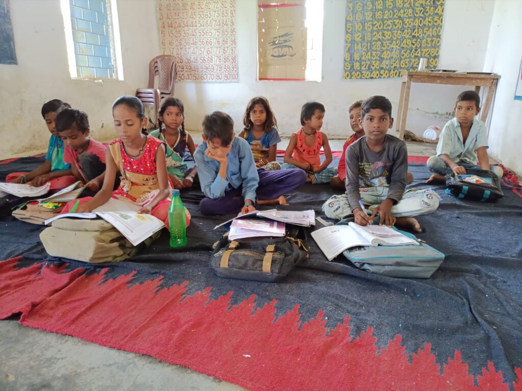 65 घंटे से अंधेरे के साए में है सरा ग्राम ग्रामीण परेशान दिन पेड़ों के नीचे और रात छत पर काटने को मजबूर 2 397009c0 50a6 4f27 a3a1 ed96f3dc3ef1
