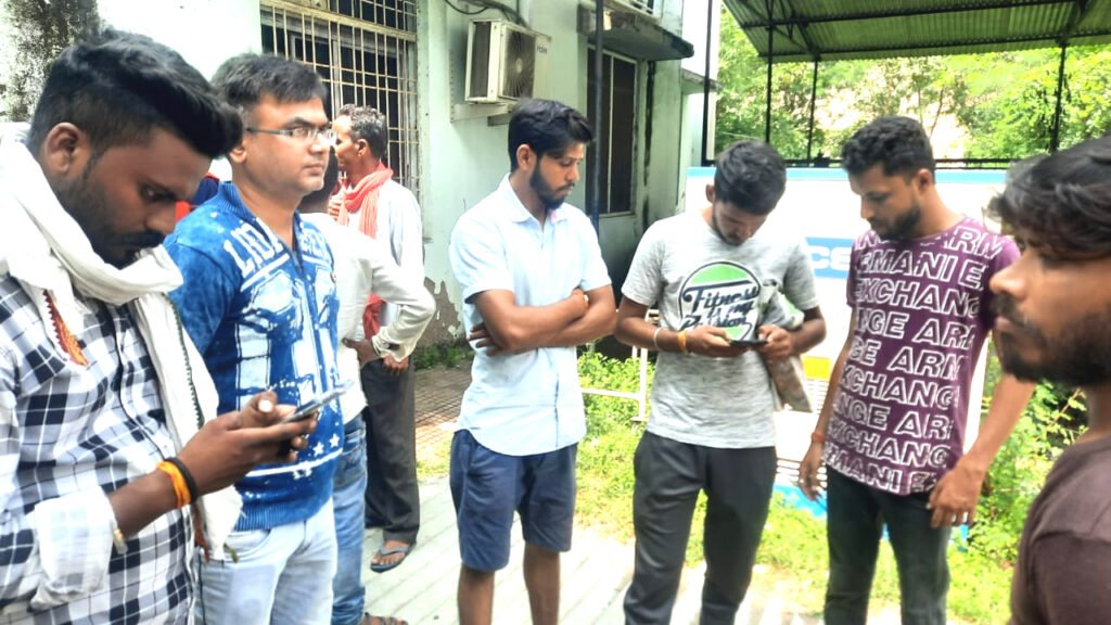 बाइक सवार डॉक्टर और ट्रेनी नर्स को बेकाबू लोडिड वाहन ने रौंदा : नर्स की दर्दनाक मौत, डॉक्टर का हाथ फ्रेक्चर 2 4