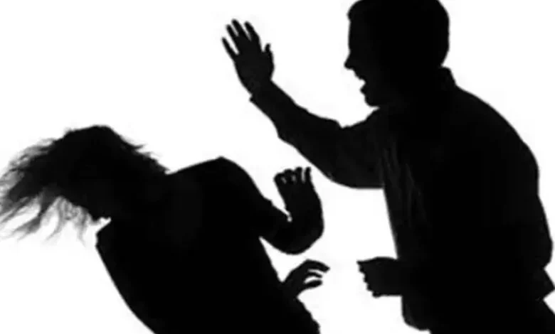उधारी के 10 हजार मांगना महिला को पड़ गया भारी : पति-पत्नी ने सिर में पटक दिया पत्थर, एफआईआर दर्ज 1 999
