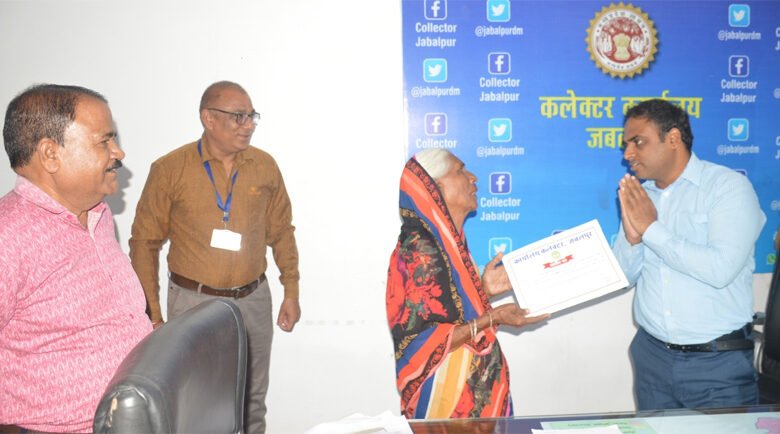 JABALPUR NEWS- 75 वर्षींय महिला ने कलेक्टर को सौंपा देहदान का संकल्प पत्र 1 75 वर्षींय महिला ने जबलपुर कलेक्टर को सौंपा देहदान का संकल्प पत्र