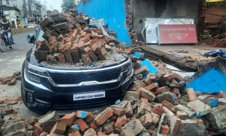Video..... देखें.. JABLPUR NEWS: बड़ा हादसा टला: कांग्रेस नेता के कार्यालय की जर्जर दीवार हुई धराशाई; नई कार हुई क्षतिग्रस्त 1 IMG 20220915 WA0020