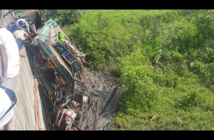 बरेला के शारदा मंदिर में ट्रक पलटा : चालक के पैर के आरपार हुआ सरिया, पुलिस कर रही रेस्क्यू, ट्रक क्षतिग्रस्त 1 Screenshot 2022 09 18 14 57 40 730 com.whatsapp
